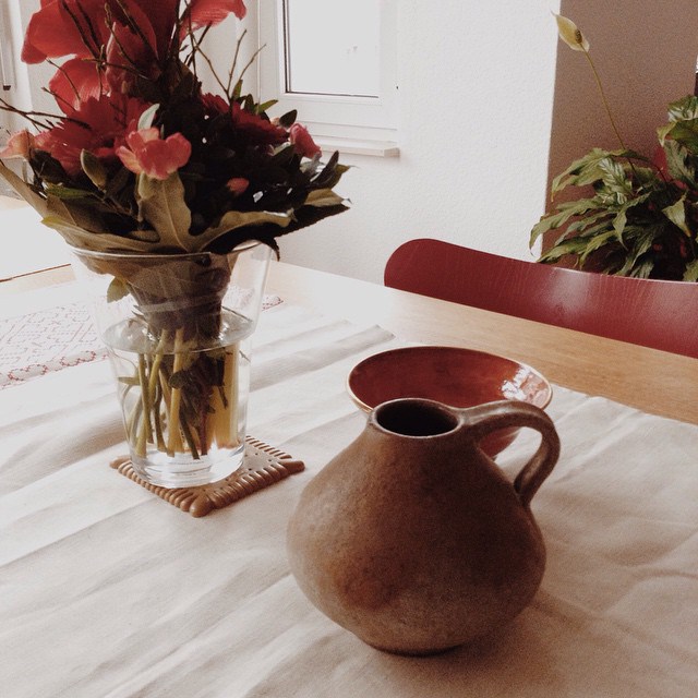 Stilleben Blumenvase Tonkrug Keramikschale auf einem Tisch