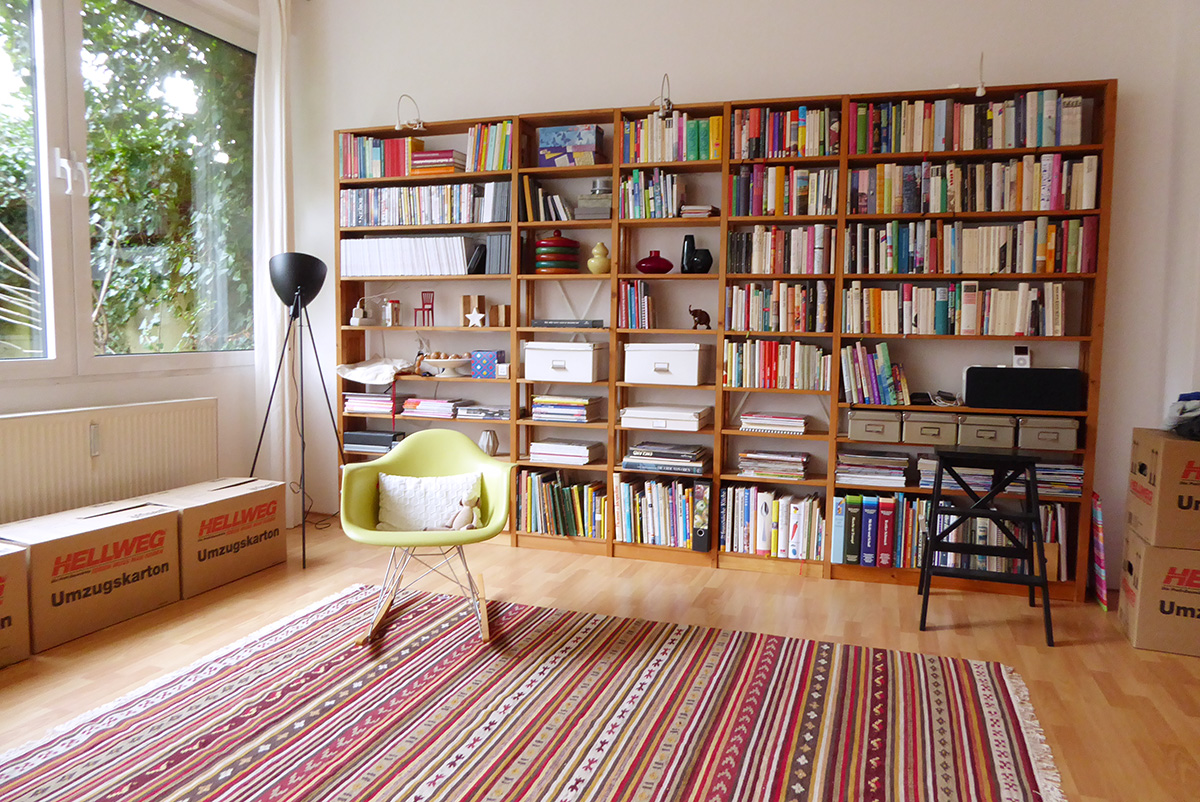 Bookshelves Lundia Eames Rockingchair and IKEA carpet forming a library (Bibiliothek aus Lundia Bücherregalen)
