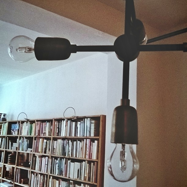 Lampe von House Doctor mit LED Glühbirnen vor einem Bücherregal