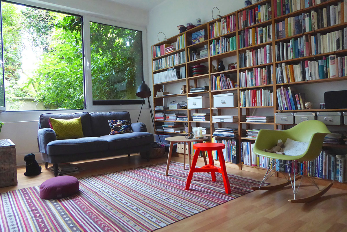 Wohnzimmer mit Sofa und Bücherregal