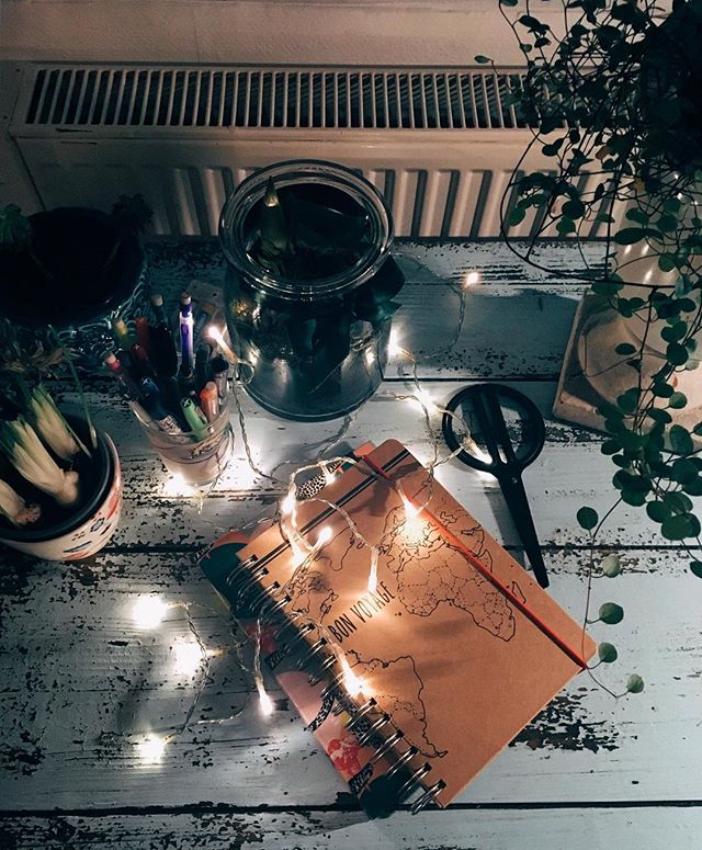 Ein Stillleben auf einem Schreibtisch: Stifte, Notizbücher, Schere, Pflanzen