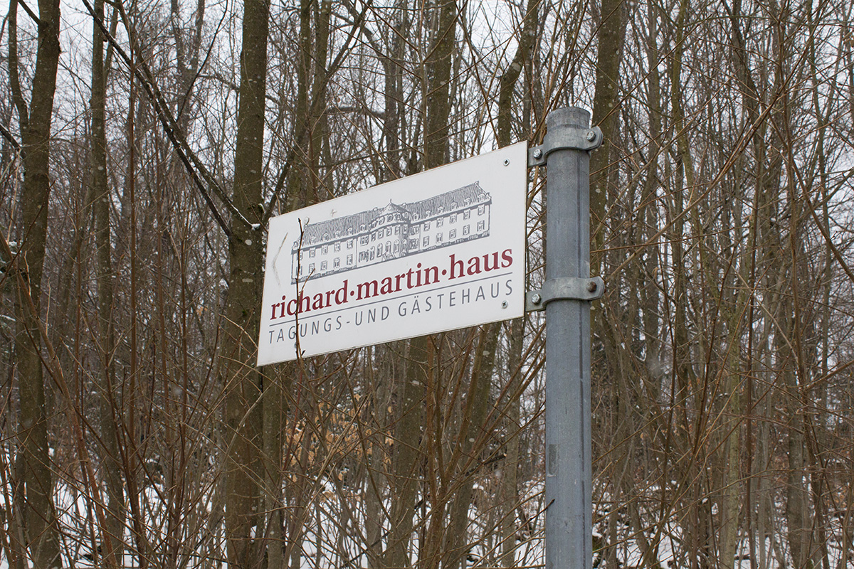 Hinweisschild Richard-Martin-Haus