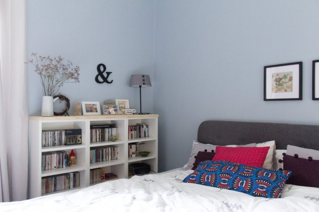 Steinblau gestrichenes Schlafzimmer