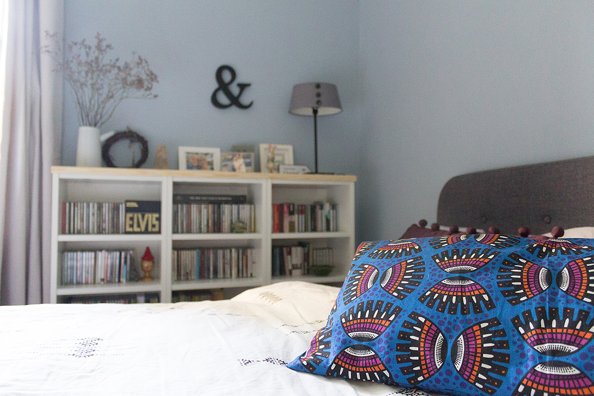 Ein mit Alpina Feine Farben in Steinblaue Schönheit gestrichenes Schlafzimmer