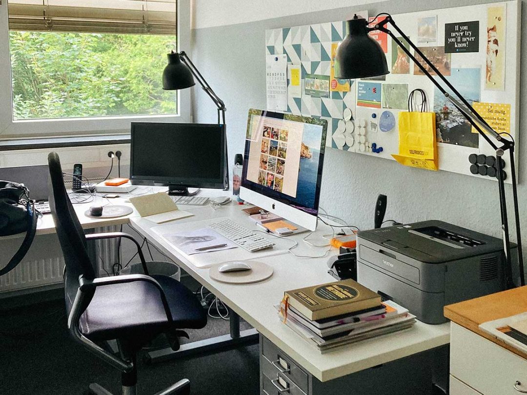 Innenansicht eines Büros, iMac auf dem Schreibtisch, Pinwand